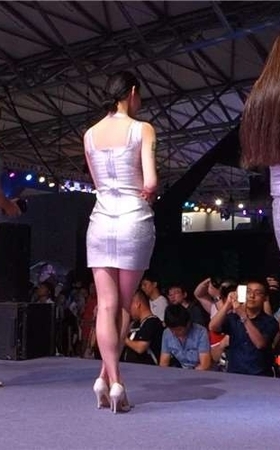 舞台后方拍摄美腿性感模特。