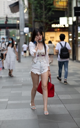 热裤小姐姐