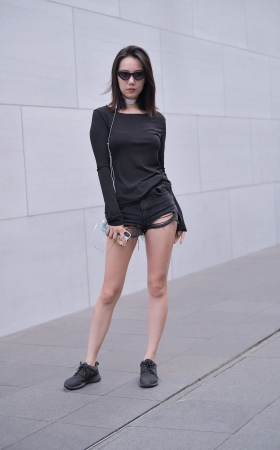黄昏后的性感热裤小姐姐 [18P]