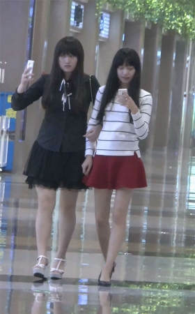 红色短裙美腿少女
