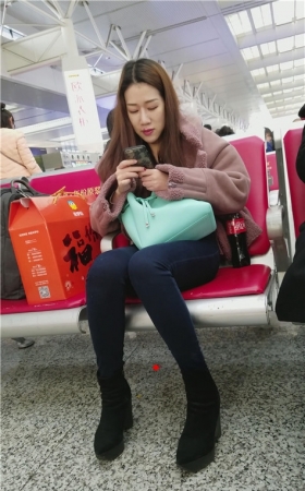 玩手机的妹子