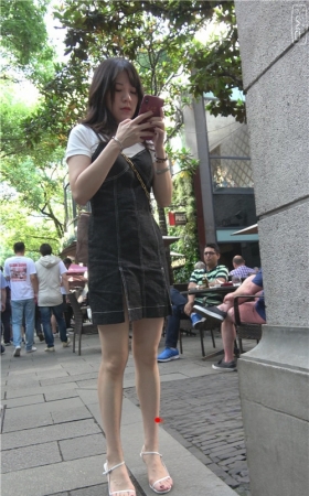 吊带牛仔裙小姐姐