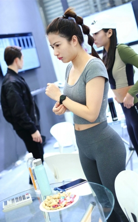 灰色紧身运动裤麻花辫美女 [31P]