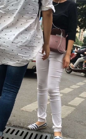 极品紧身白裤MM