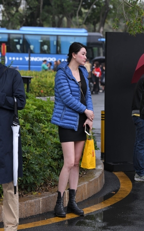 短靴气质美女