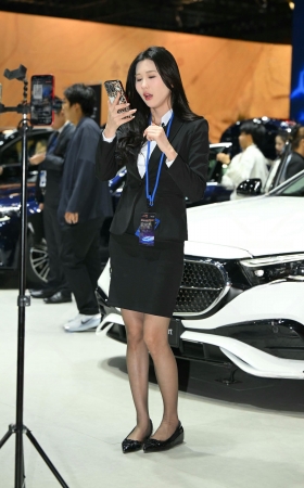 奔驰的气质平底鞋美女主播 [21P]