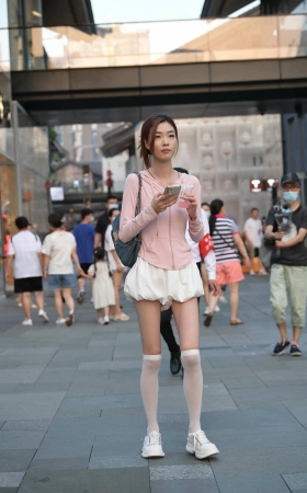 搭讪长筒袜苗条美眉 [20P]