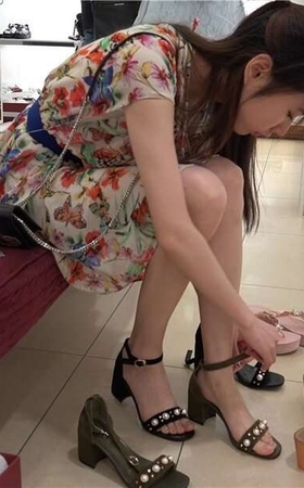 4K – 美腿细长到极致，玉足细嫩到极致花裙子少妇 [3.61 GB/MP4]