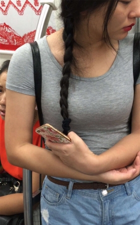 地铁上的极品短裤妹子