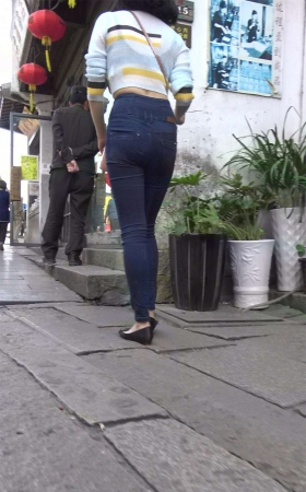 丰臀紧身牛仔裤性感街拍美女姐姐