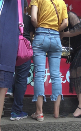 蓝色紧身高腰牛仔妹子