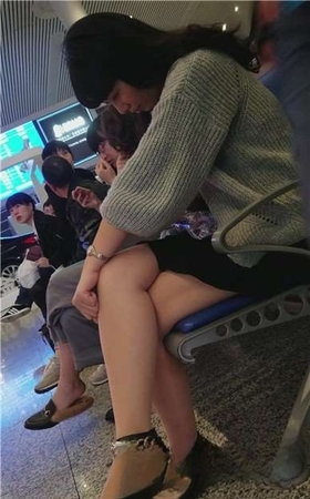 4k-高铁候车室偶遇白皙美腿知性优雅的熟女姐姐。