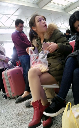 火车站拍摄军绿色羽绒服肉色丝袜清纯小妹