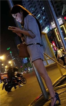 4k超清，夜晚路边等待心上人的美腿颜值美女