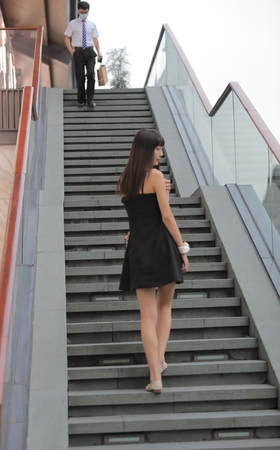 高挑恬静女孩
