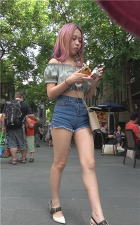 吸烟的牛仔短裤美女