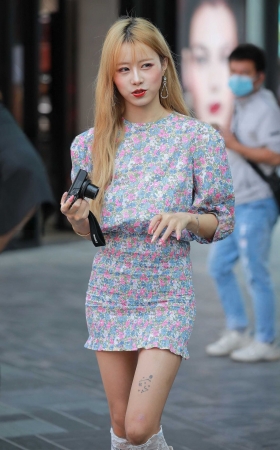 爱拍照的小美女 [21P]