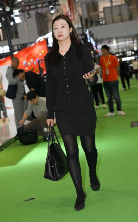 2533-10=39√黑丝轻熟 7P