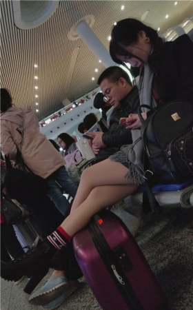 玩手机的漂亮小姐姐