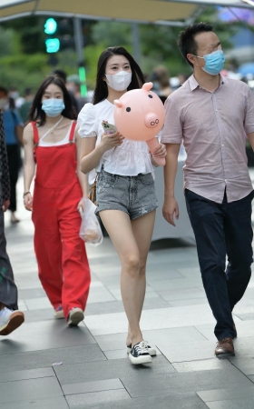 街拍拿着可爱气球的热裤小姐姐 [19P]