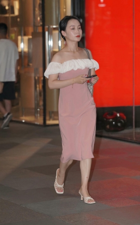 街拍轻熟的粉裙凉高朲槭 [17P]