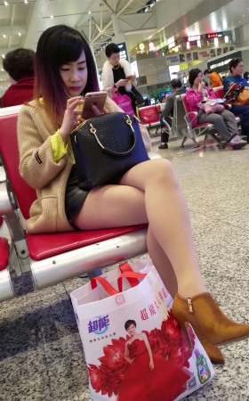 高铁站性感的肉丝高跟鞋美少妇