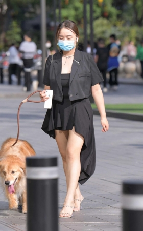 牵狗的女人 [13P]