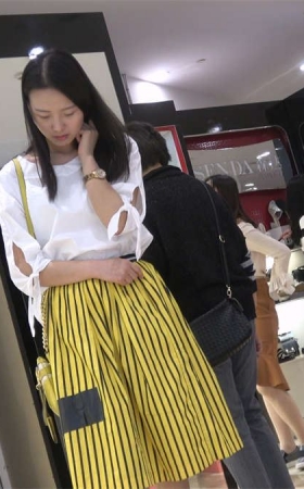 黄色短裙少女试穿高跟凉鞋