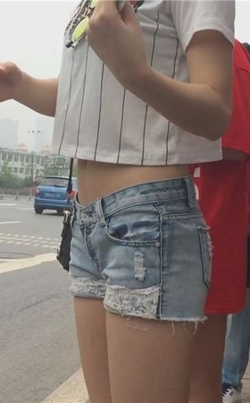 街拍公交站等车的热裤短牛仔小妹 [3.15 GB]