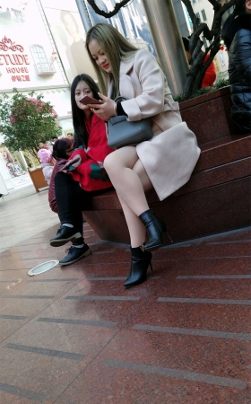 步行街花坛休息的高跟皮鞋肉色丝袜长发美少妇
