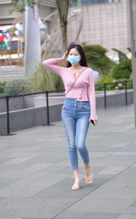 街拍粉色衣服铅笔牛仔裤妹纸 [23P]