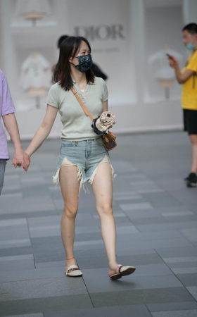 街拍热裤青春小女友 [20P]