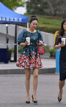 花短裙丝袜美女