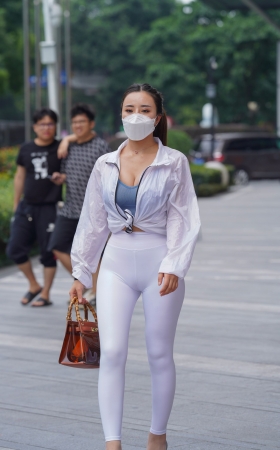 白裤女人