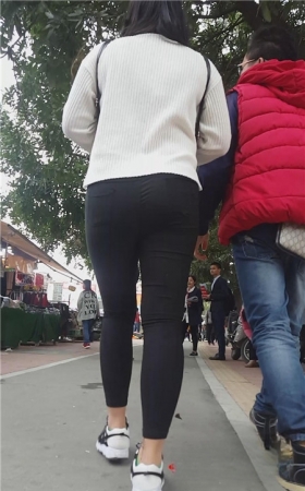 黑色紧身裤妹子