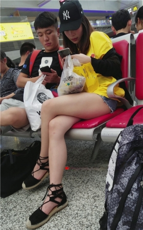黄衣长腿女孩
