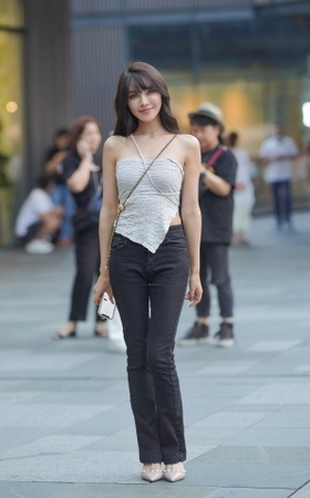 面若桃花 气质美女