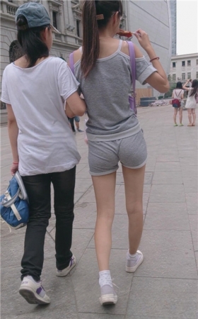 灰色短裤眼镜妹