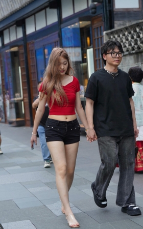 街拍别人家的美腿女盆友 [19P]