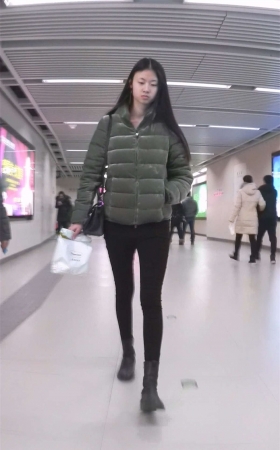 电梯上的美女