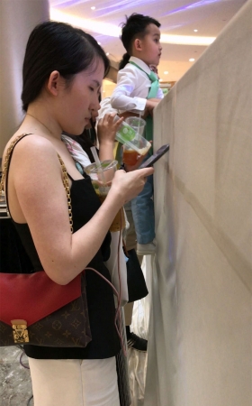 黑色吊带衫丰满大美女