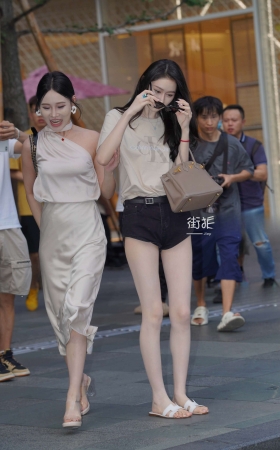 白皙美腿小姐姐 [21P]
