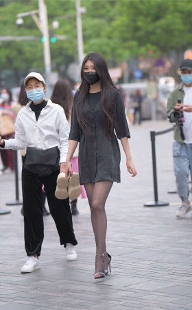 红石街拍作品 – 又遇黑丝美女