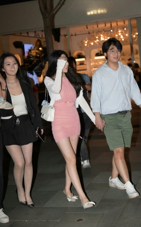 夜拍粉色包臀裙性感女友 [21P]
