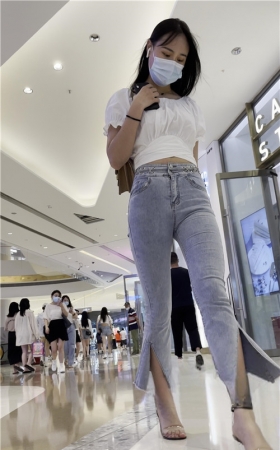 漂亮的牛仔紧身小姐姐