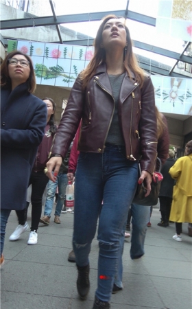 紧身牛仔肉感美妇