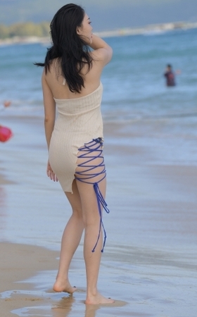 海边的金色比基尼美女