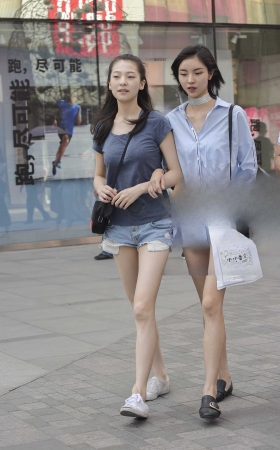 热裤小姐妹 [17P]