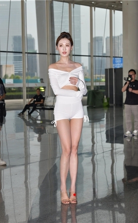 性感的白色紧身热裤美女(51P)