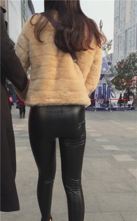 黑色皮裤小美女